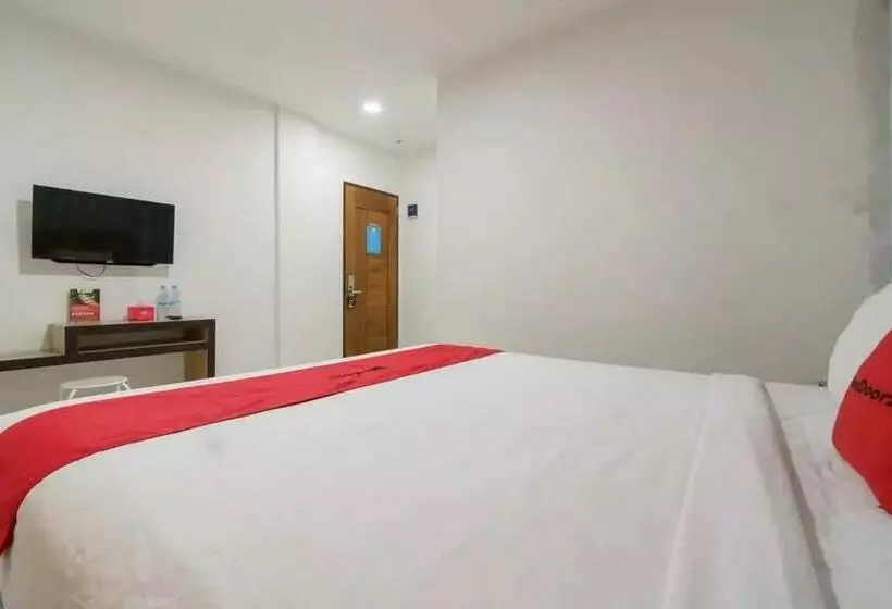 Hotelli Reddoorz Plus @ Cemara Asri Medan