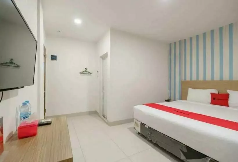 Hotelli Reddoorz Plus @ Cemara Asri Medan