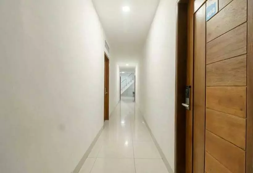 Hotelli Reddoorz Plus @ Cemara Asri Medan