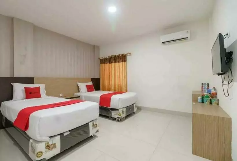Hotelli Reddoorz Plus @ Cemara Asri Medan