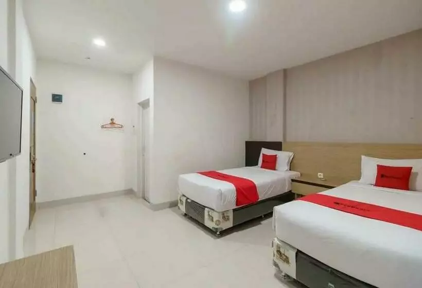 Hotelli Reddoorz Plus @ Cemara Asri Medan