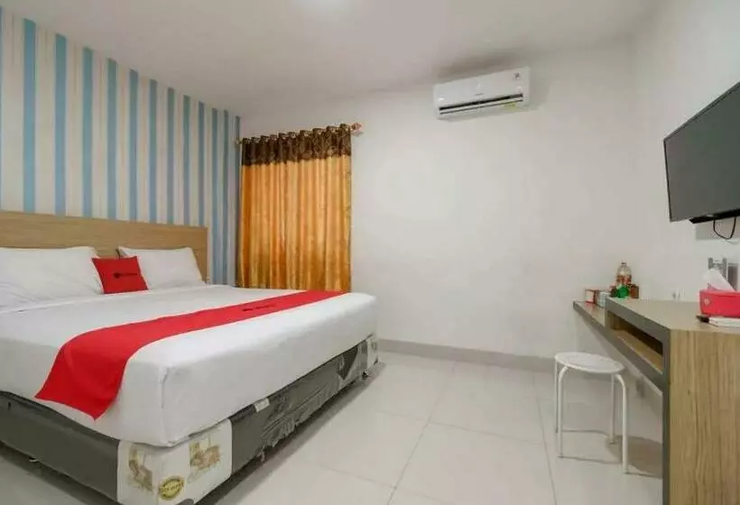 Hotelli Reddoorz Plus @ Cemara Asri Medan