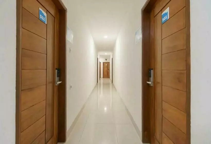 Hotelli Reddoorz Plus @ Cemara Asri Medan