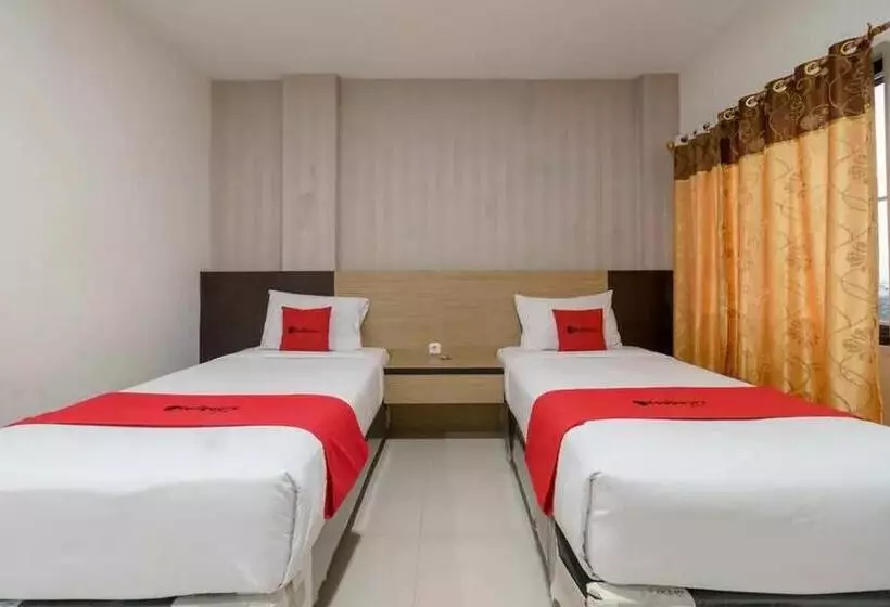 Hotelli Reddoorz Plus @ Cemara Asri Medan