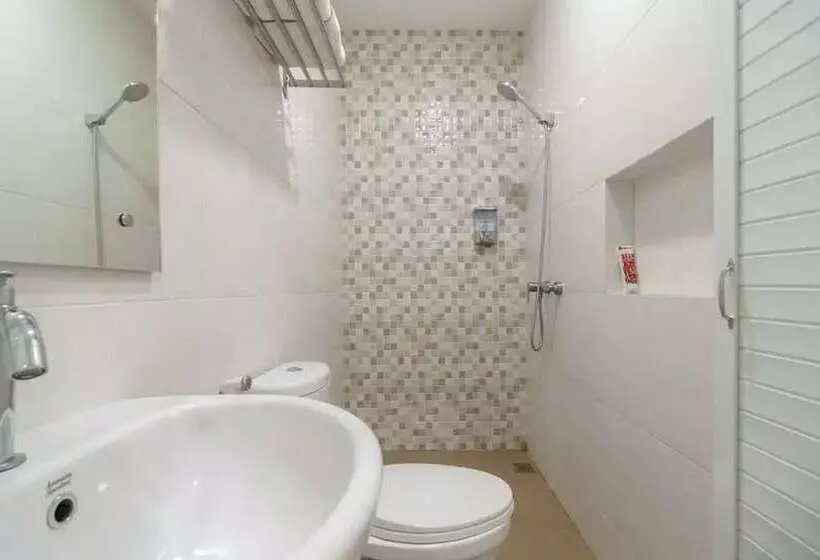 Hotelli Reddoorz Plus @ Cemara Asri Medan