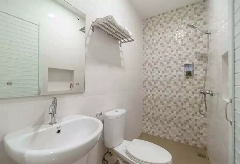 Hotelli Reddoorz Plus @ Cemara Asri Medan