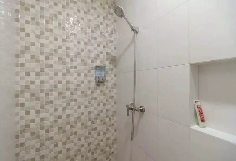 Hotelli Reddoorz Plus @ Cemara Asri Medan