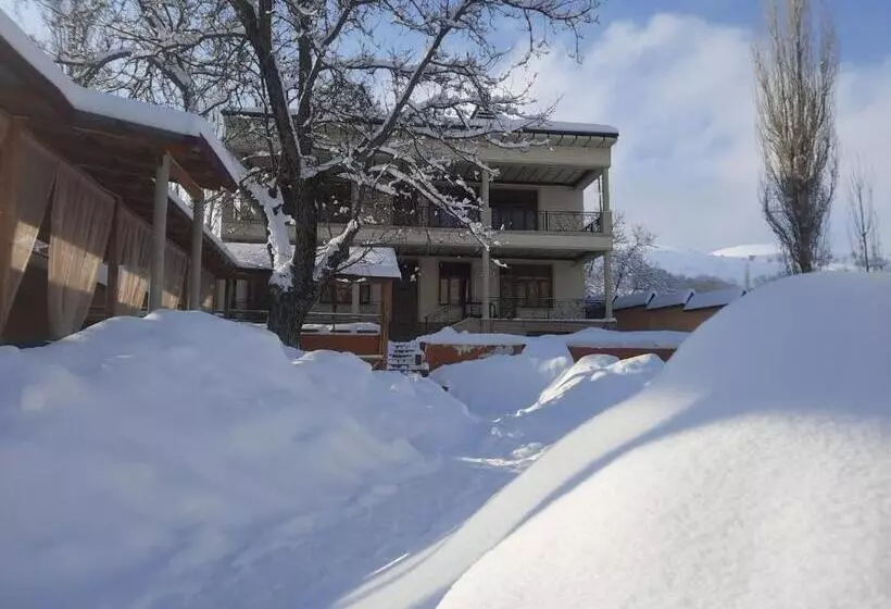 Majatalo зона отдых Apachi в горах чимган