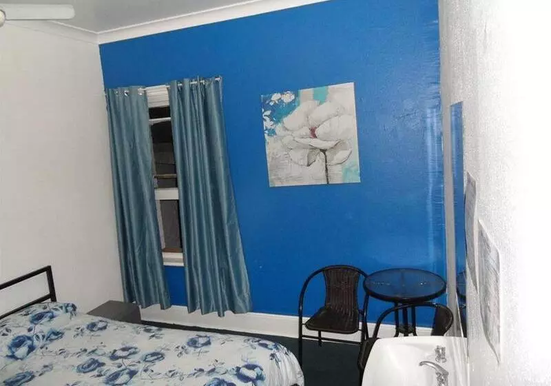 Adelaide Travellers Inn Backpackers Hostel