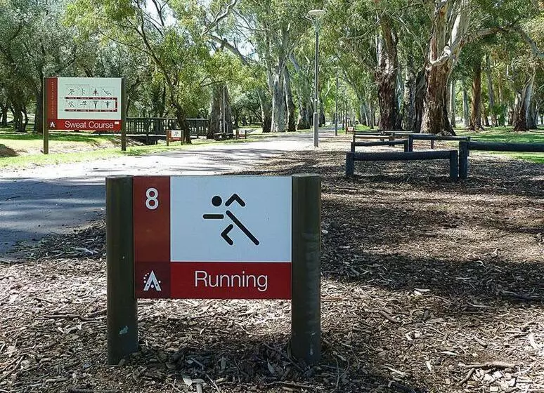 Adelaide Travellers Inn Backpackers Hostel