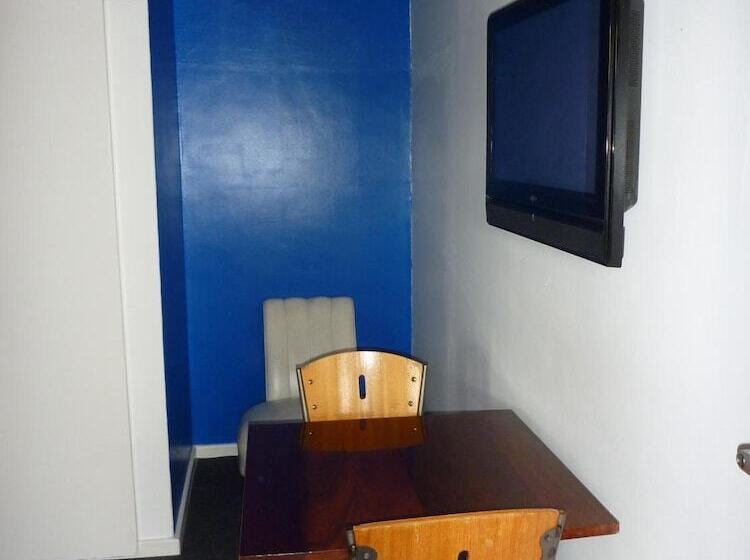 Adelaide Travellers Inn Backpackers Hostel