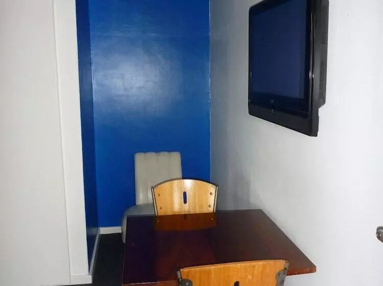 Adelaide Travellers Inn Backpackers Hostel