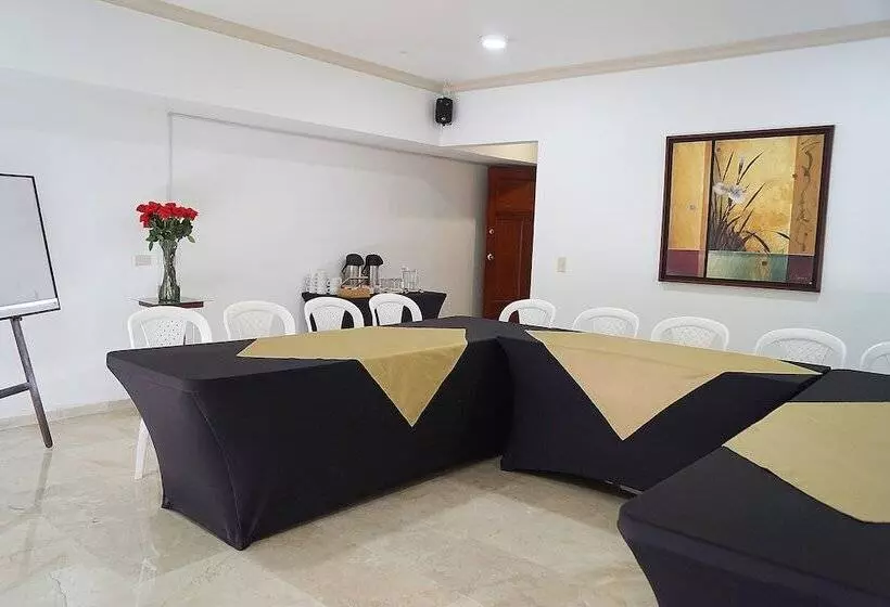 هتل Ayenda 1416 Castellana Real