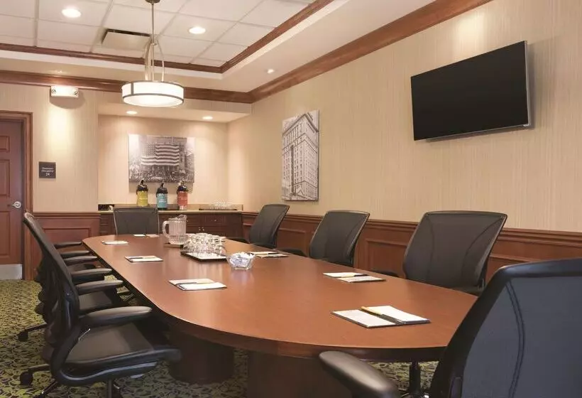 בית מלון כפרי Hilton Garden Inn Akron Canton Airport