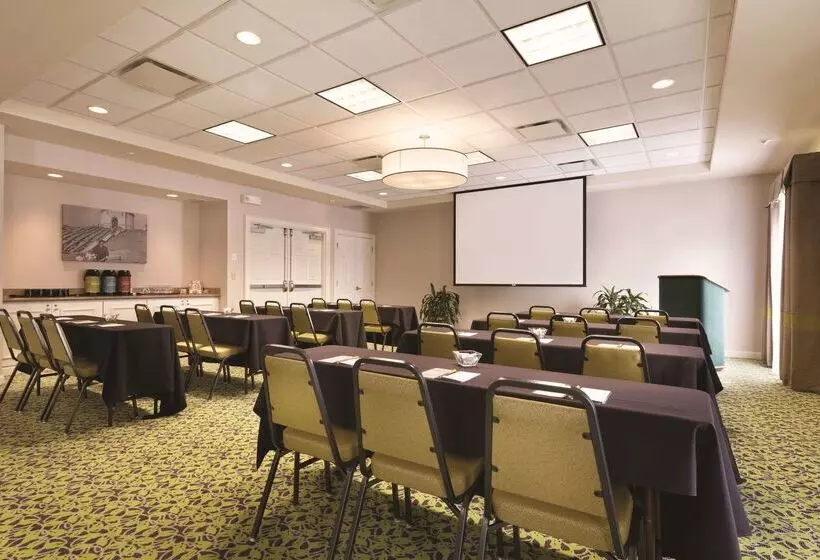 בית מלון כפרי Hilton Garden Inn Akron Canton Airport