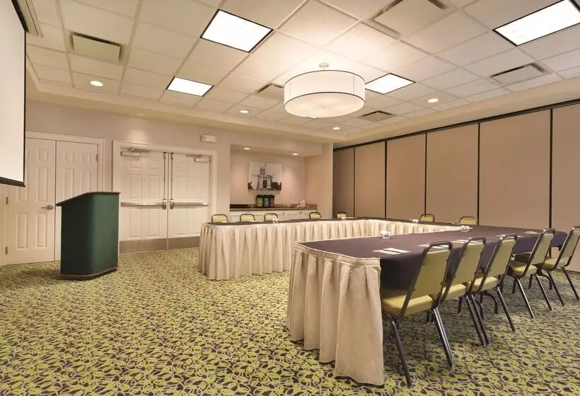 בית מלון כפרי Hilton Garden Inn Akron Canton Airport