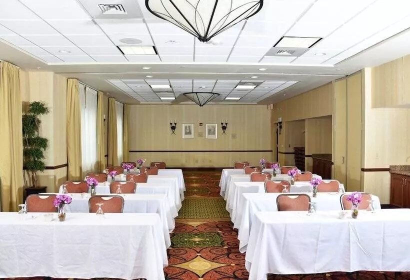 Отель Hilton Garden Inn Oconomowoc