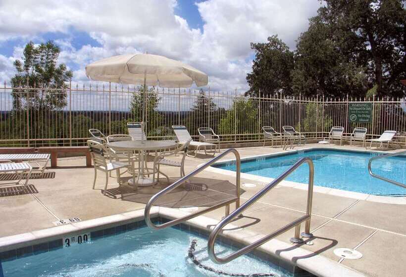 هتل Hilton Garden Inn Redding
