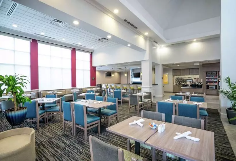 هتل Hilton Garden Inn Richmond Airport