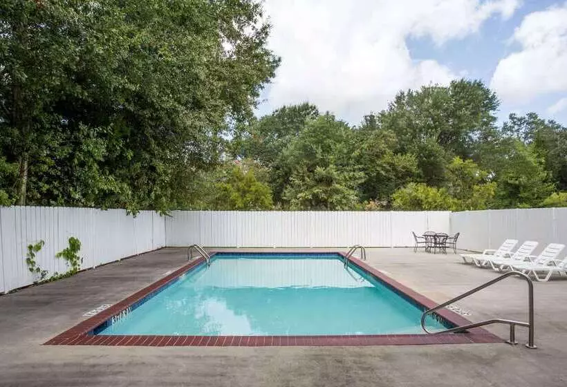 هتل Howard Johnson By Wyndham Houma