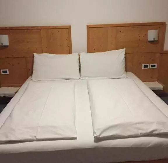 Hotelli Albergo Bar Ristorante Dolomia