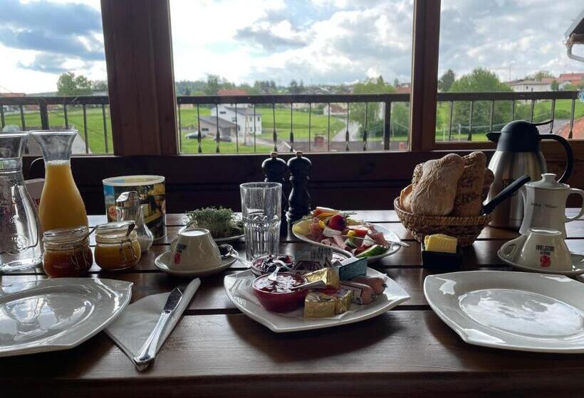 Hotelli Gasthof Wösner