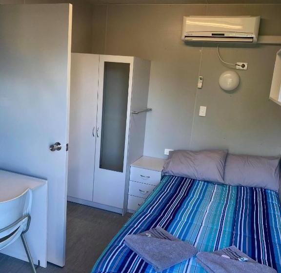 호텔 Gundy Pub & Caravan Park