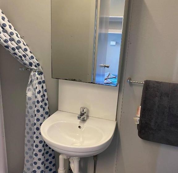 호텔 Gundy Pub & Caravan Park