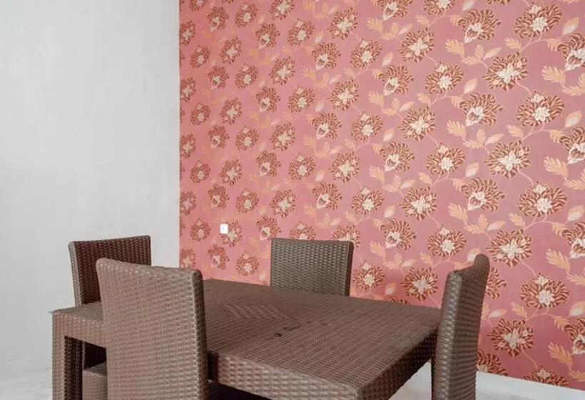 Hotelli Reddoorz @ City Park Medoho Semarang