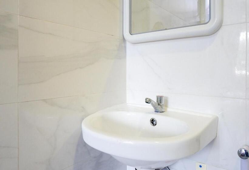 בית מלון כפרי Reddoorz @ City Park Medoho Semarang