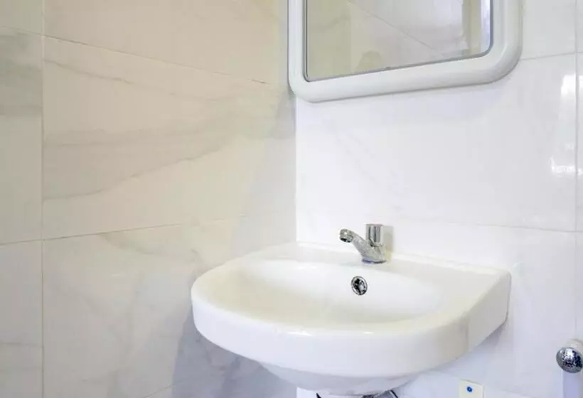 Hotelli Reddoorz @ City Park Medoho Semarang