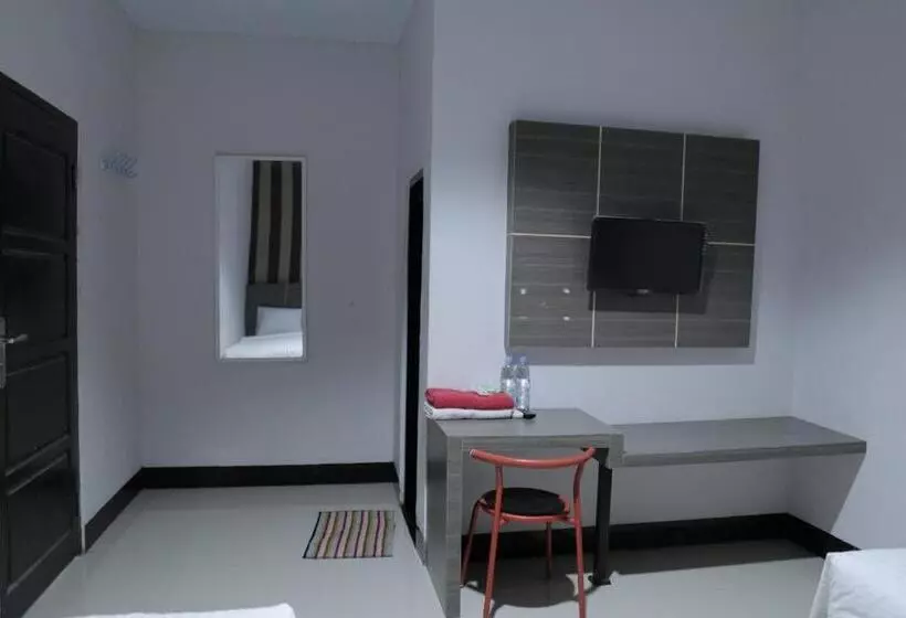 ホテル Reddoorz @ Pasangkayu Mamuju Utara