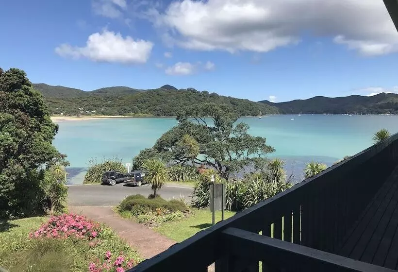 Hotelli Tipi And Bob's Waterfront Lodge