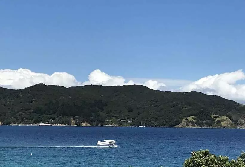 Hotelli Tipi And Bob's Waterfront Lodge