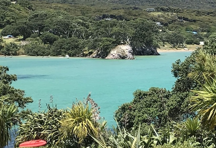 Hotel Tipi And Bob's Waterfront Lodge