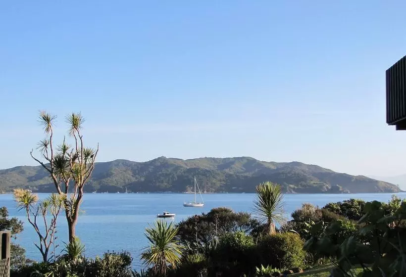 Hotelli Tipi And Bob's Waterfront Lodge