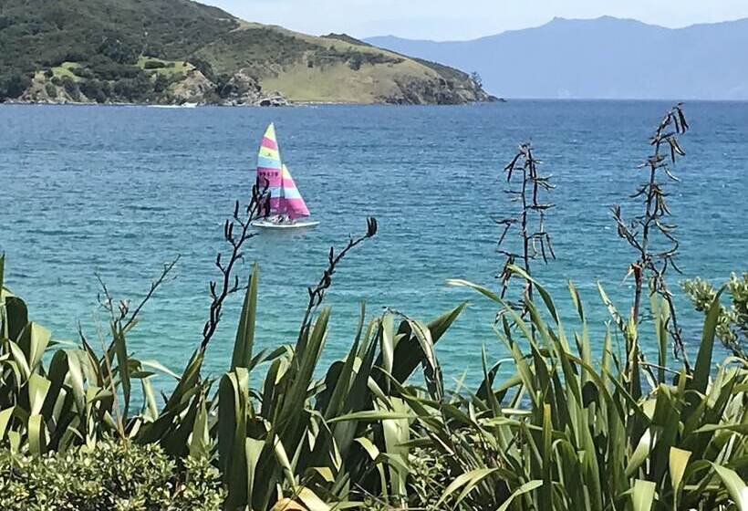 Hotel Tipi And Bob's Waterfront Lodge