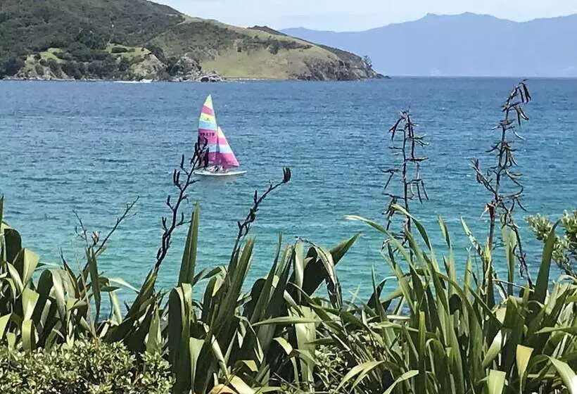 Hotelli Tipi And Bob's Waterfront Lodge