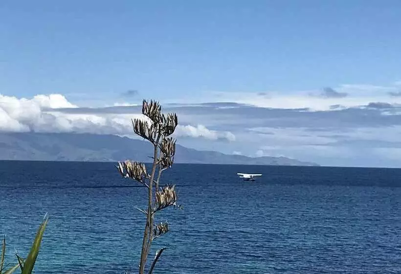 Hotelli Tipi And Bob's Waterfront Lodge