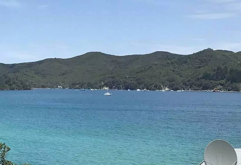 Hotelli Tipi And Bob's Waterfront Lodge