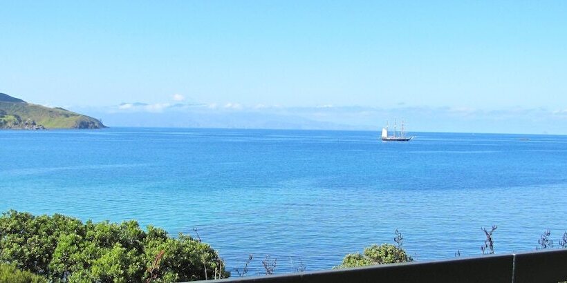 Hotel Tipi And Bob's Waterfront Lodge