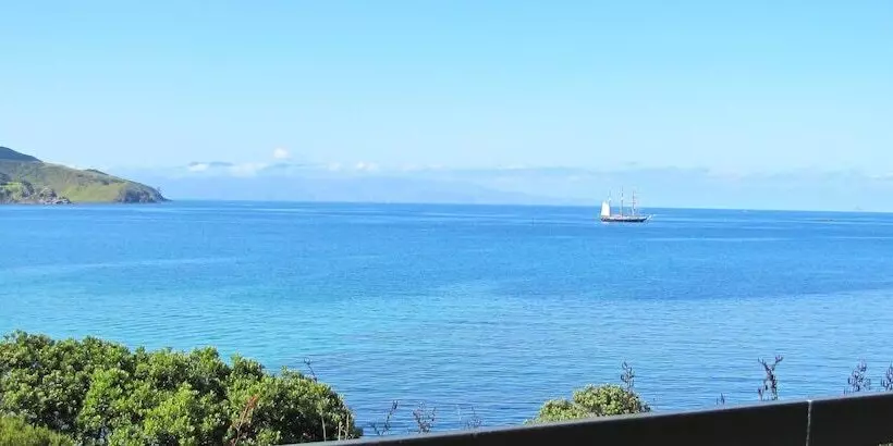 Hotelli Tipi And Bob's Waterfront Lodge