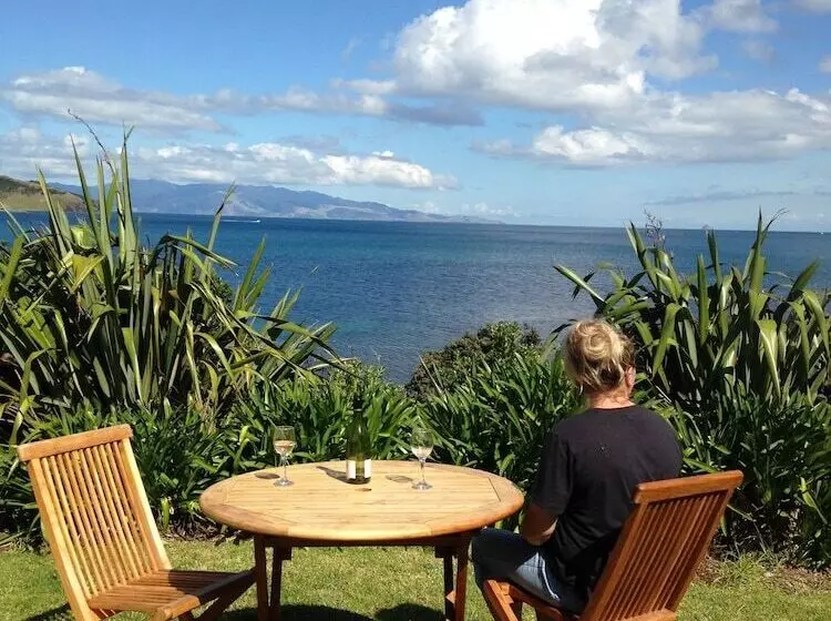 Hotelli Tipi And Bob's Waterfront Lodge