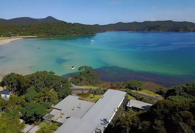 Hotelli Tipi And Bob's Waterfront Lodge