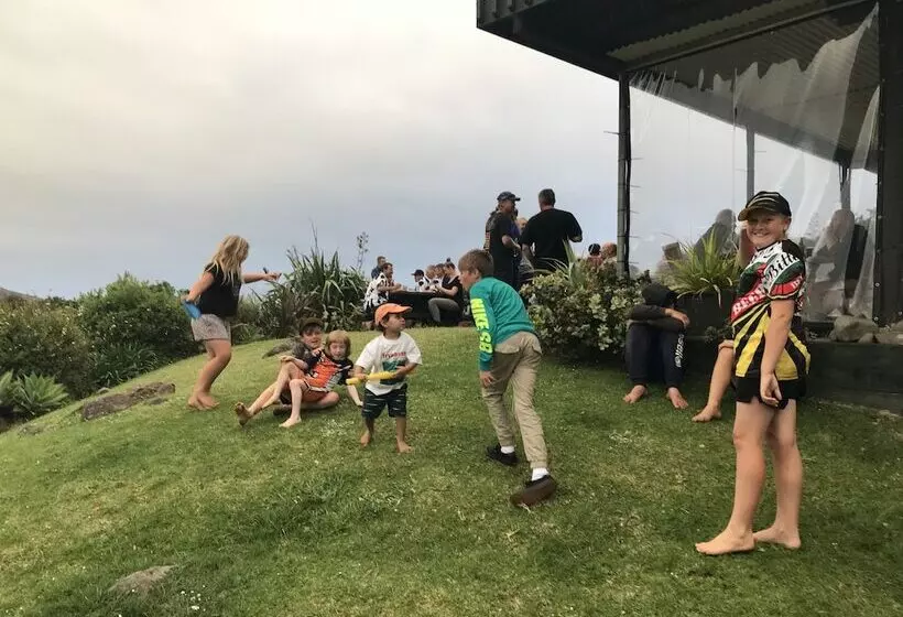 Hotelli Tipi And Bob's Waterfront Lodge