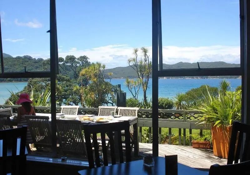 هتل Tipi And Bob's Waterfront Lodge
