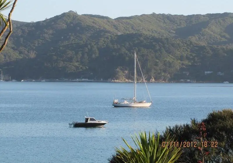 هتل Tipi And Bob's Waterfront Lodge