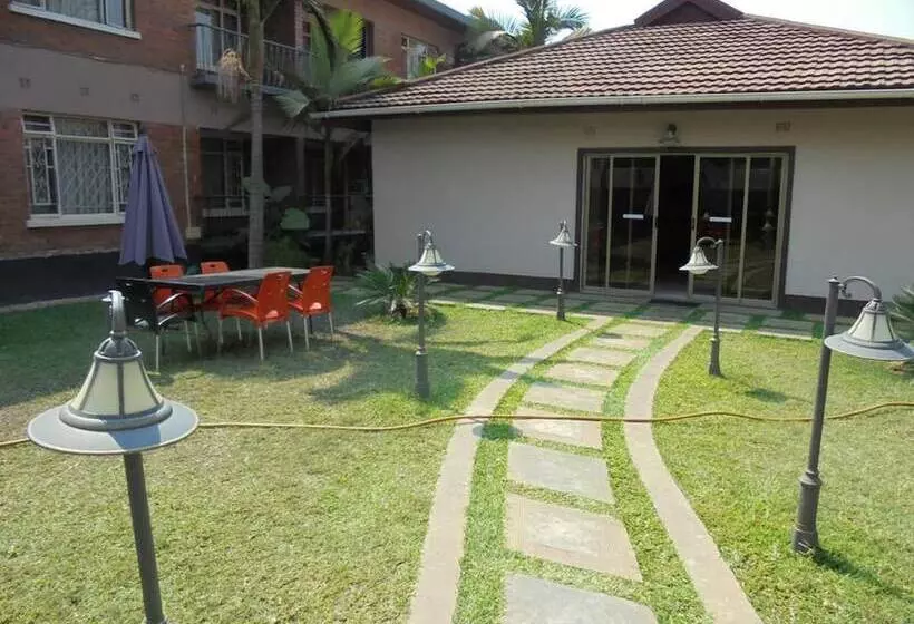 تختخواب و صبحانه Rosewood Lodge