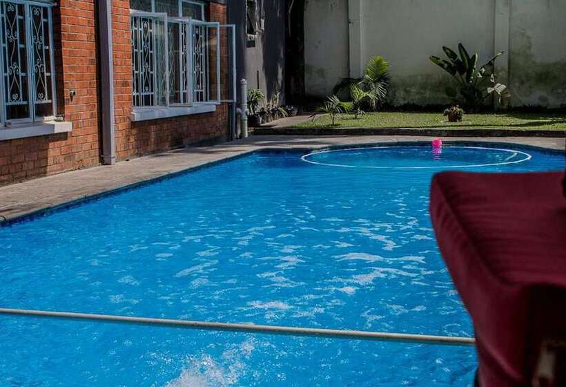 تختخواب و صبحانه Rosewood Lodge