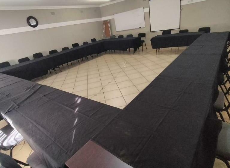 تختخواب و صبحانه Oaklands Inn And Conference Centre